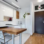 Lazynest - Modern With Parking & Balcony *