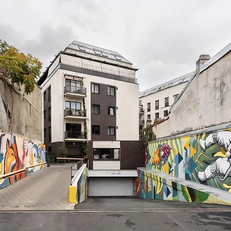 Lazynest - Modern With Parking & Balcony