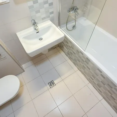 Lazynest - Modern With Parking & Balcony Apartment *