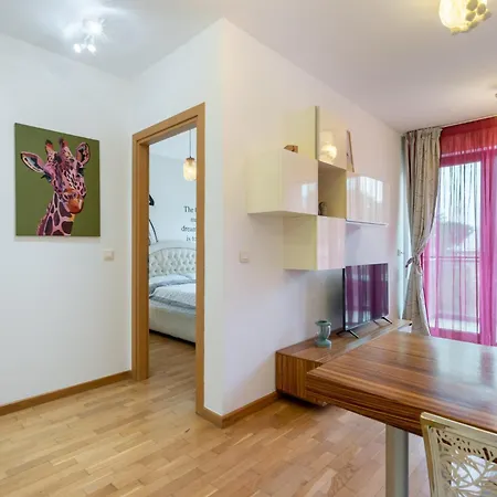 Lazynest - Modern With Parking & Balcony *