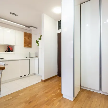 Lazynest - Modern With Parking & Balcony Apartment