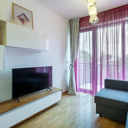 Lazynest - Modern With Parking & Balcony *