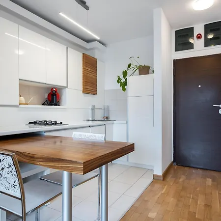 Lazynest - Modern With Parking & Balcony *