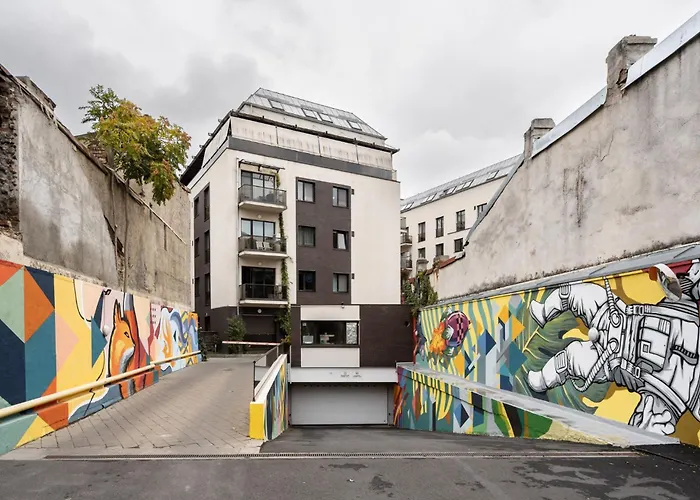 Lazynest - Modern With Parking & Balcony