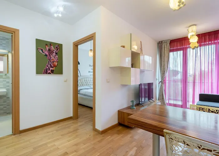 Lazynest - Modern With Parking & Balcony *