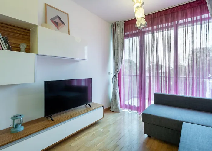 Lazynest - Modern With Parking & Balcony *