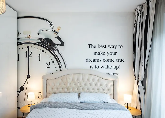Lazynest - Modern With Parking & Balcony