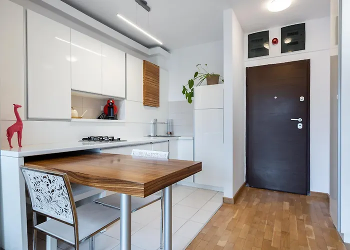 Lazynest - Modern With Parking & Balcony *